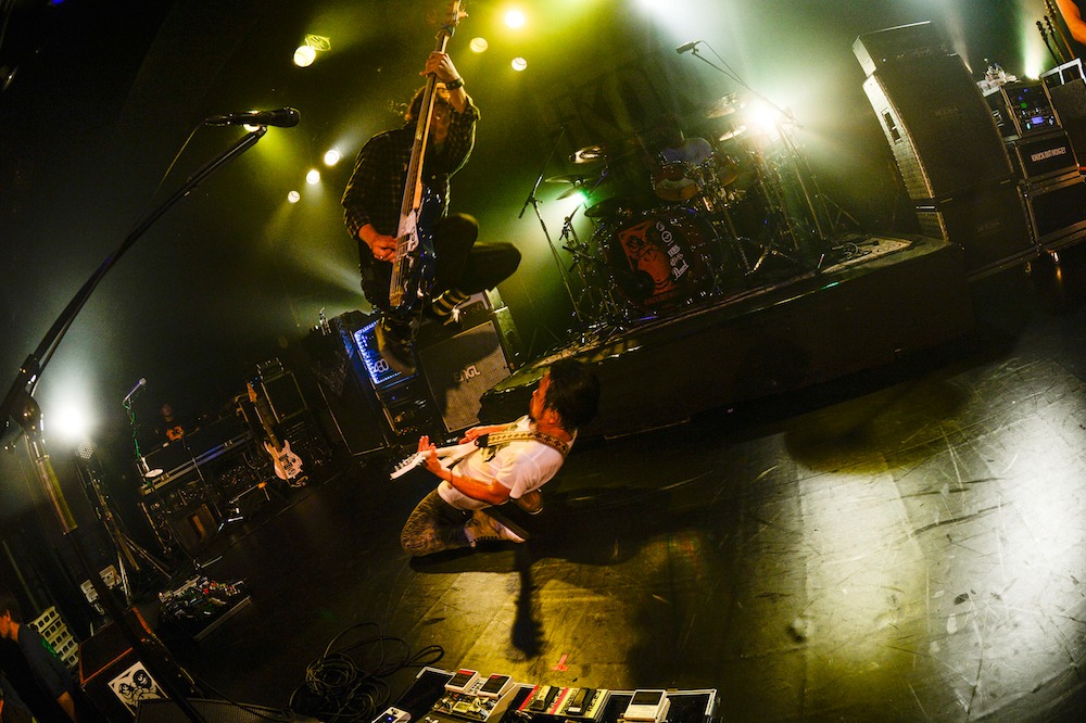 亜太（B）とw-shun（Vo, G）。（撮影：岸田哲平）