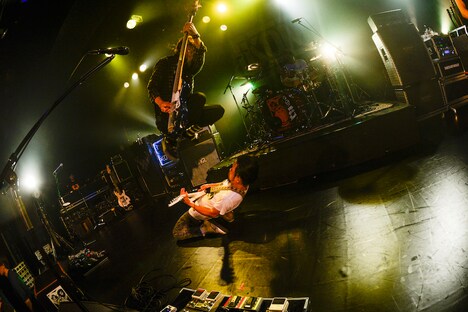 亜太(B)とw-shun(Vo, G)。(撮影:岸田哲平)