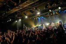 KNOCK OUT MONKEYのライブの様子。（撮影：岸田哲平）