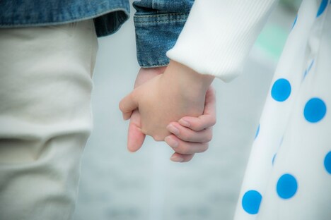 阪本奨悟「恋と嘘 ～ぎゅっと君の手を～」ミュージックビデオのワンシーン。