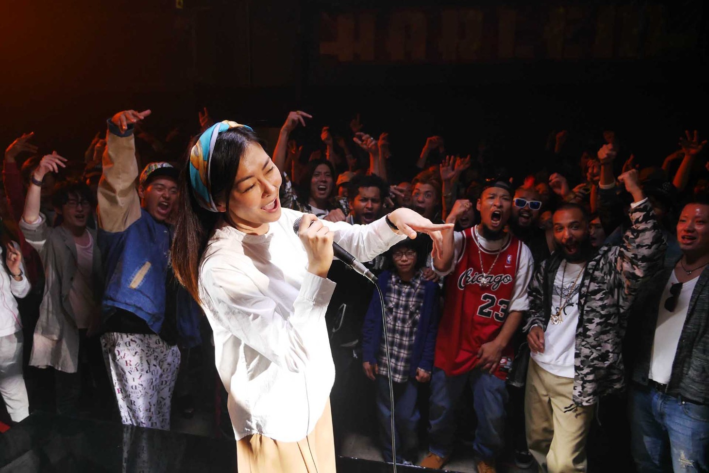 MCバトルに挑む、中山美穂演じる主人公・細川房子。(c)フジテレビ