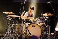 佐藤栄太郎（Dr）（撮影：井手康郎）