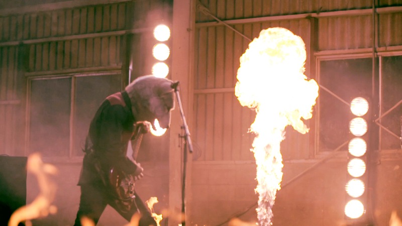 MAN WITH A MISSION「My Hero」×テレビアニメ「いぬやしき」スペシャルコラボPVのワンシーン。