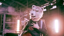 MAN WITH A MISSION「My Hero」×テレビアニメ「いぬやしき」スペシャルコラボPVのワンシーン。