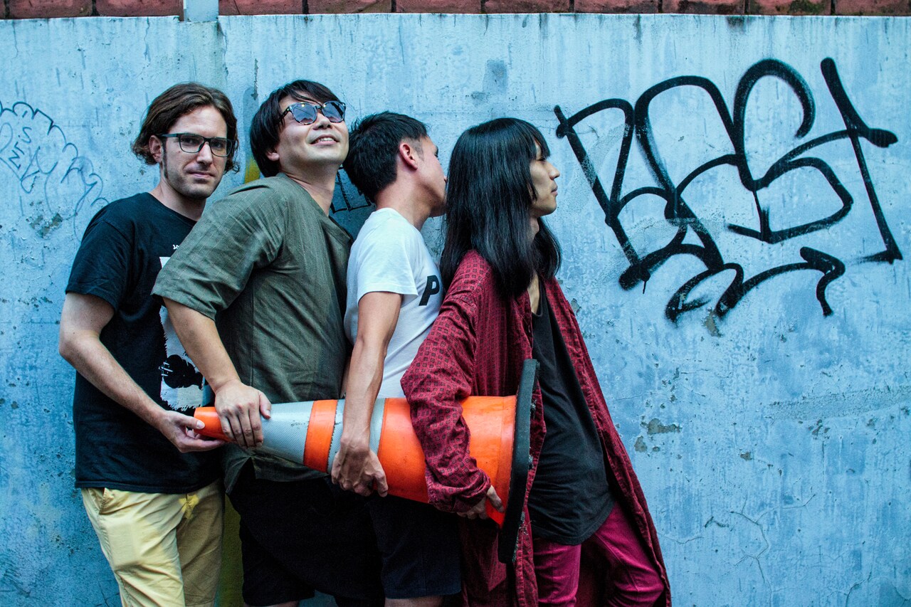 日米混成バンドTropical Death、新作はカセット「MODERN MAZE」