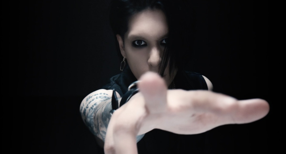 lynch.「CREATURE」MVのワンシーン。