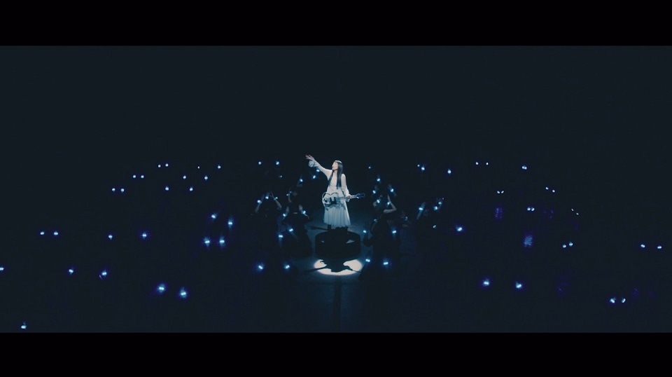 miwa「We are the light」ミュージックビデオのワンシーン。