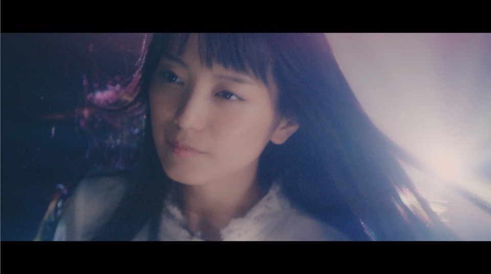 miwa「We are the light」ミュージックビデオのワンシーン。
