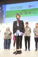 挨拶をする香取慎吾。