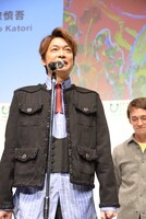 挨拶をする香取慎吾。