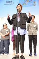 自身の作品について説明する香取慎吾。