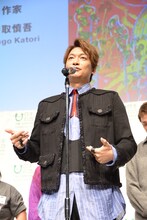 自身の作品について説明する香取慎吾。