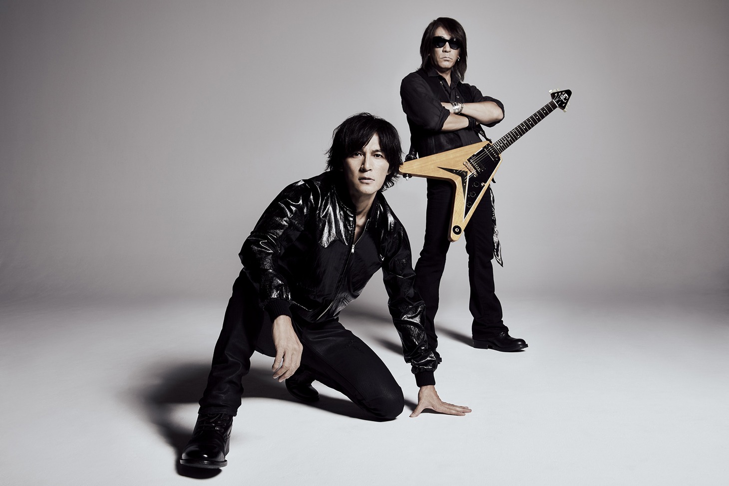 B'z。右が松本孝弘（G）。