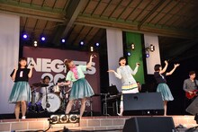 「星間飛行」を歌う中島愛＆Negicco。