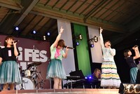 涙で歌えなくなったNao☆（左から2番目）。