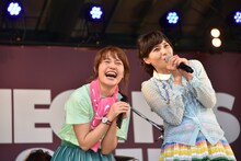 中島愛（右）との共演に涙を流すNao☆（左）。