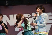 自分がプレゼントした髪飾りを付けたNao☆の姿に気付いた中島愛（右）。