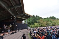 ORIGINAL LOVEによるライブの様子。