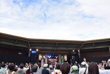 ORIGINAL LOVEによるライブの様子。