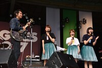 田島貴男（左端）とNegicco。