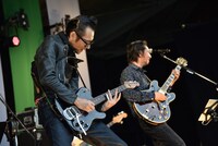 ボトルネック奏法を披露する木暮晋也（左）。