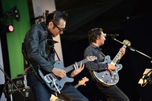 ボトルネック奏法を披露する木暮晋也（左）。