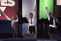 ネギホーンズ。左から永田こーせー（Sax）、真砂陽地（Tp）、前田大輔（Tb）。