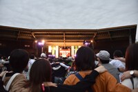 ラインダンスで一体になる観客。