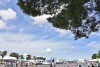 会場内の駐車場に設けられたフードコート。