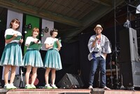 2017年10月に行われたNegicco主催フェス「NEGi FES 2017 in 新潟・北方文化博物館」でもメンバーと共にイベントを盛り上げた熊さん（右）。