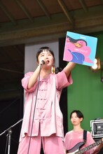 CHAIの作品「ほめごろシリーズ」を歌で紹介するマナ。