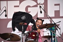 MC中にさりげなくCHAIグッズを紹介するユナ。