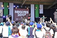 Homecomingsによるライブの様子。