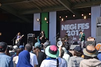 Homecomingsによるライブの様子。