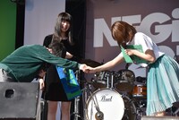 「ともだちがいない！」を作詞した福富優樹（左）と「友達になってください」と握手を交わすKaede（右）。