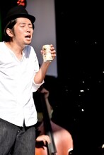 ビールの泡を飛ばしながら歌う次松大助（THE MICETEETH）。