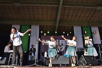 「次ちゃん！」とコールされる次松大助（左端）。