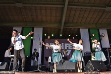 「次ちゃん！」とコールされる次松大助（左端）。