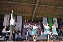 「次ちゃん！」のコールにジャンプで応える次松大助（左端）。