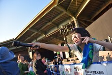 ステージを飛び出し客席にマイクを向けるMegu。