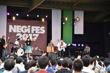 スカートとKaedeによるコラボレーション。