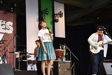 スカートとの共演を楽しむKaede（中央）。