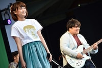 スカートTシャツで登場したKaede（左）。