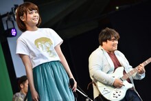 スカートTシャツで登場したKaede（左）。