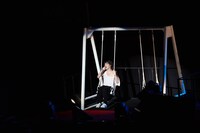 ブランコに揺られる峯田和伸（Vo, G）。（撮影：村井香）