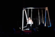 ブランコに揺られる峯田和伸(Vo, G)。(撮影:村井香)
