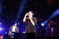 「星間飛行」を歌うぼくのりりっくのぼうよみ。（撮影：平田浩基）