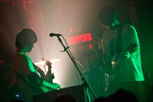 左から木下理樹（Vo, G）、戸高賢史（G）。（撮影：井野友樹）