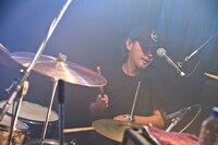 藤田勇（Dr）（撮影：井野友樹）