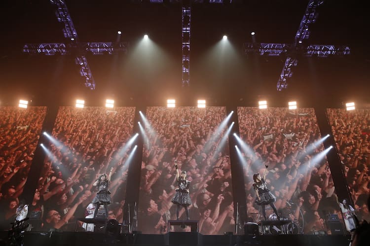 BABYMETAL「巨大キツネ祭り」終幕、SU-METAL“聖誕の地”で「洗礼の儀 